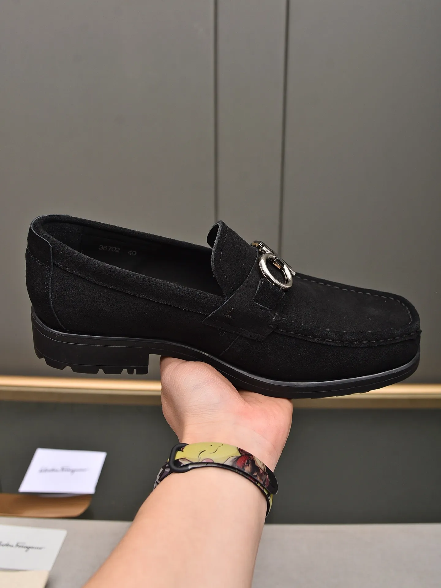 Men's shoes 💰: 500 Brand: Ferragamo Size: Men's size 38/44 (45 can be customized) Grade: Same style as the official website High-end quality men's shoes Material: Original first-layer calfskin Water-dyed cowhide lining Original outsole Style categories: Men's fashionable formal business casual leather shoes Slip-on men's shoes high-top series Young fashion European and American trends British style Casual matching Comfortable feet
